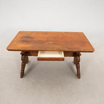 Table circa 1900.