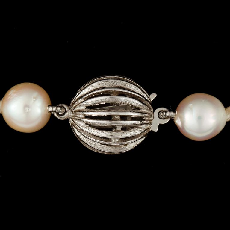 COLLIER, odlade saltvattenspärlor med kullås i sterlingsilver.