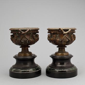 PRYDNADSURNOR, ett par, brons, marmor. Efter "The Warwick vase". Sent 1800-tal.