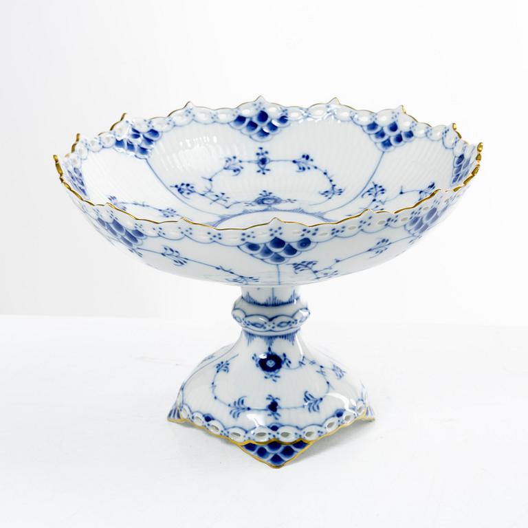 Royal Copenhagen, fat på fot, modell 1020, "Musselmalet Helblonde", Danmark.