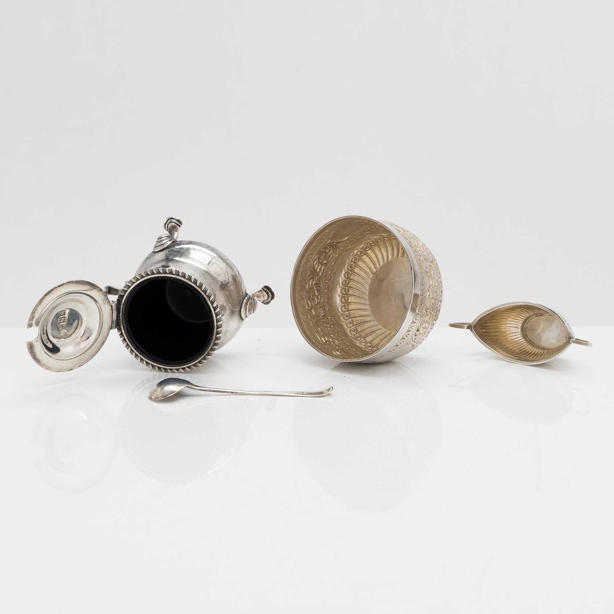 Parti bordssilver, 8 delar, sterlingsilver, England 1885-1909 och Edinburg 1807.