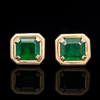 A PAIR OF EARRINGS, facetted emeralds, 18K gold. A. Tillander, Helsinki Finland 1992.