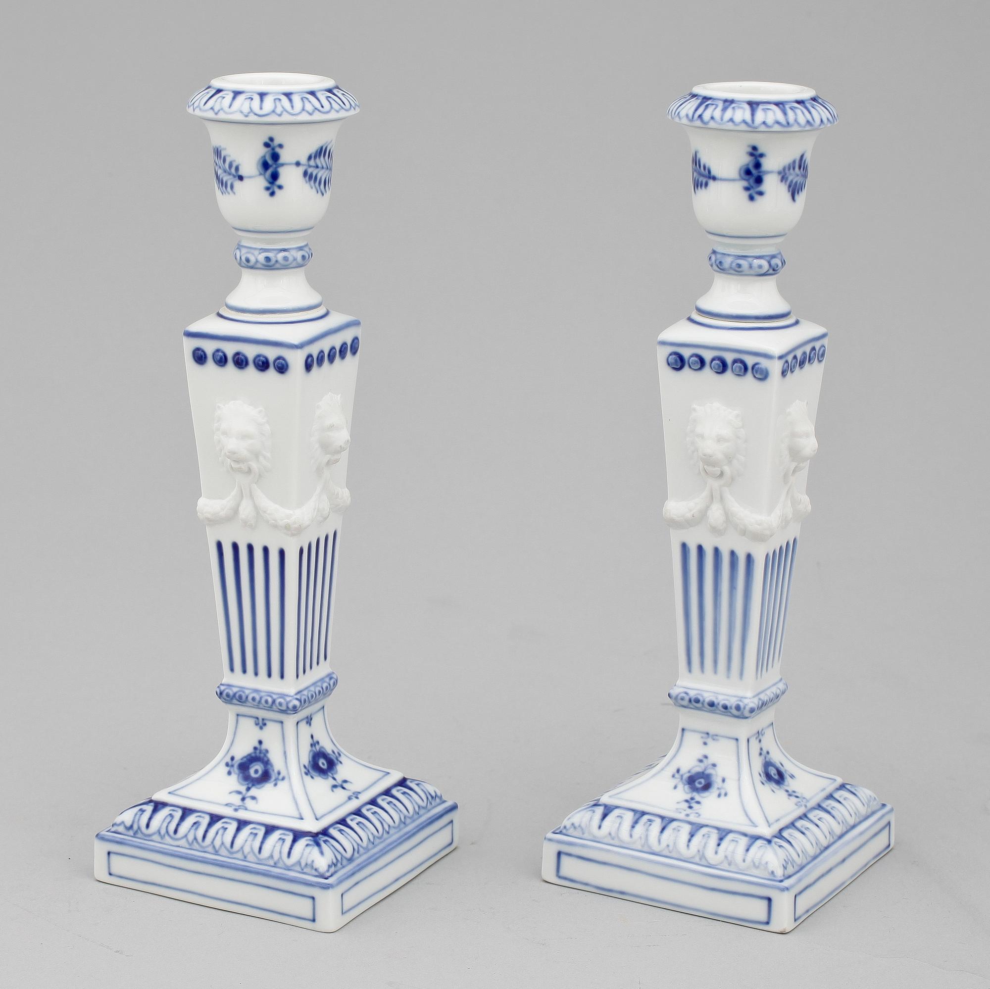 LJUSSTAKAR, ett par, porslin, "Musselmalet", Royal Copenhagen, 1963.