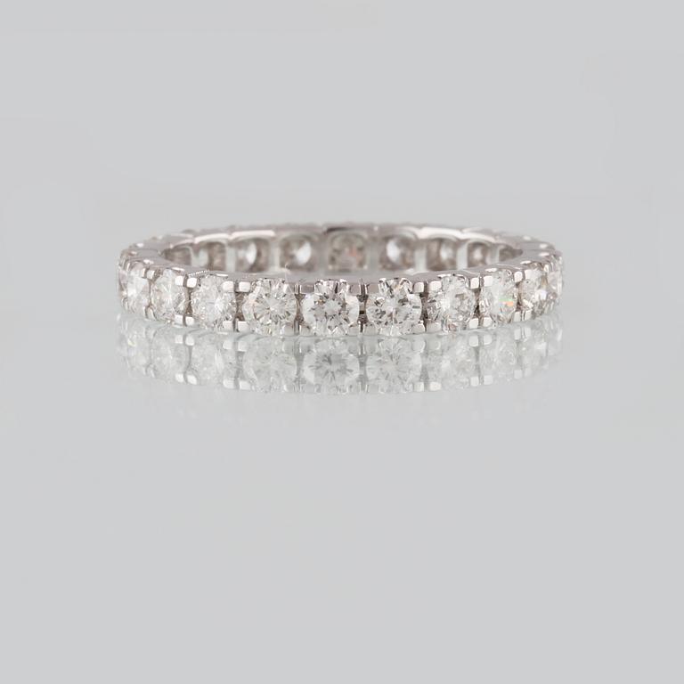 RING, 18K vitguld med 22 briljantslipade diamanter 1.62 ct. Vikt 2,6 gram.