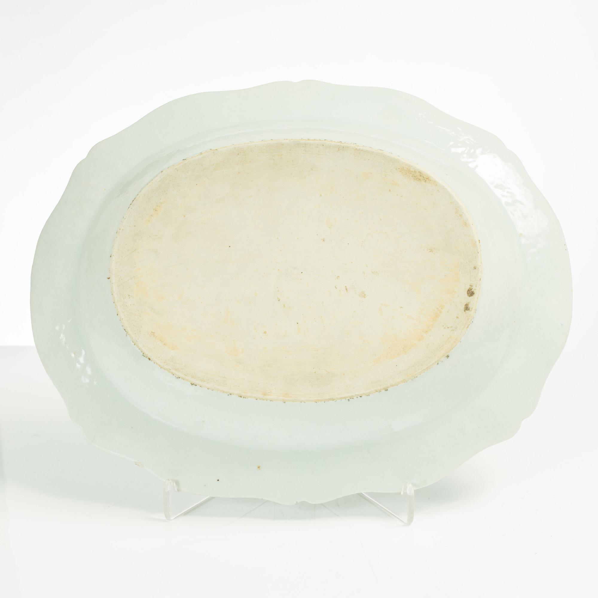 A famille rose serving dish, Qing dynasty, Qianlong (1736-95).