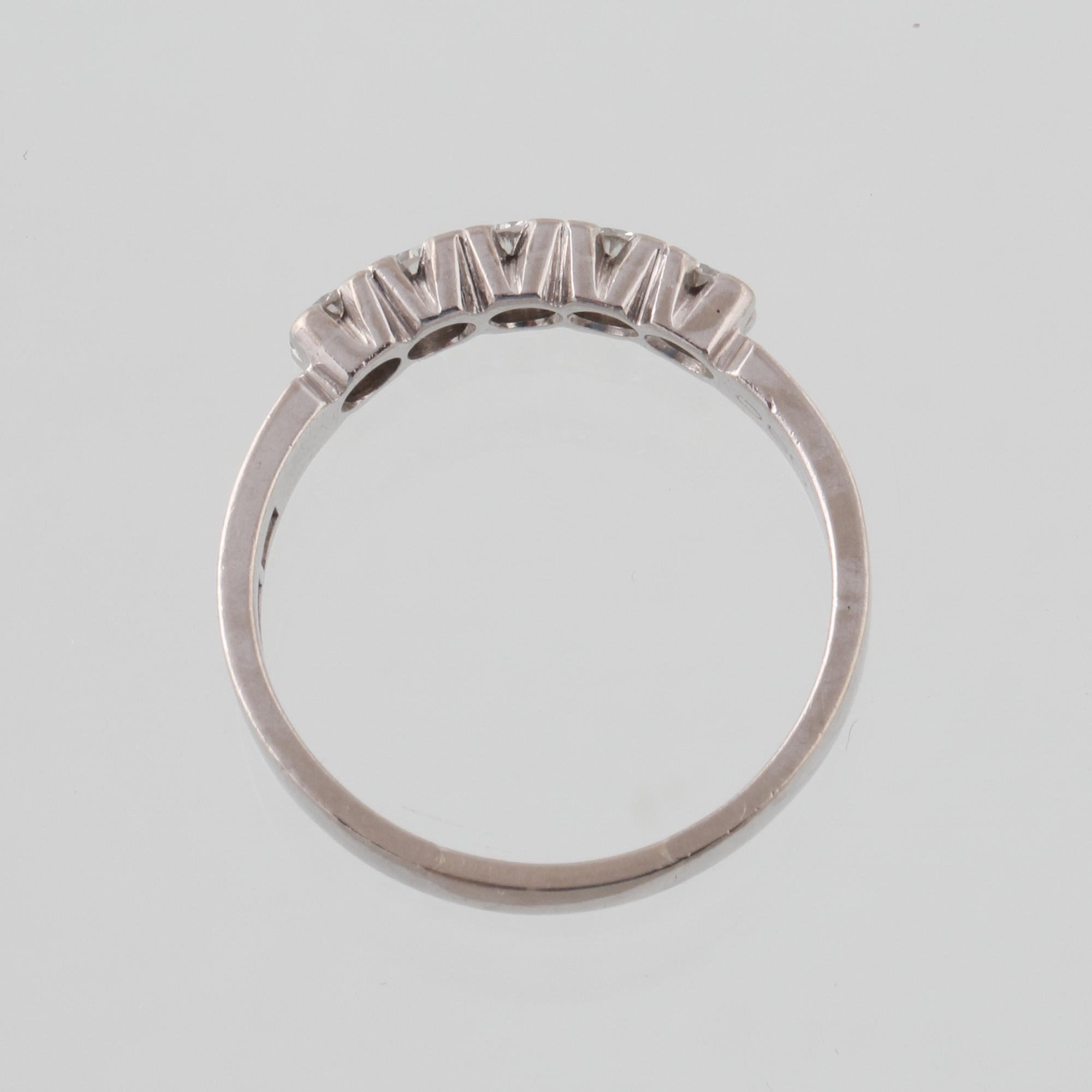 RING, 18K vitguld med 5 briljantslipade diamanter 0.50 ct,  Jarl Sandin, Göteborg, 1972. Vikt 3,7 gram.