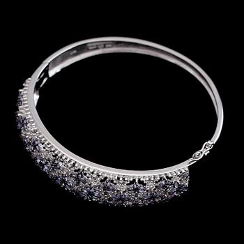 ARMBAND, sterlingsilver, tanzaniter tot ca 2.65 ct. Vikt 26,9 g.