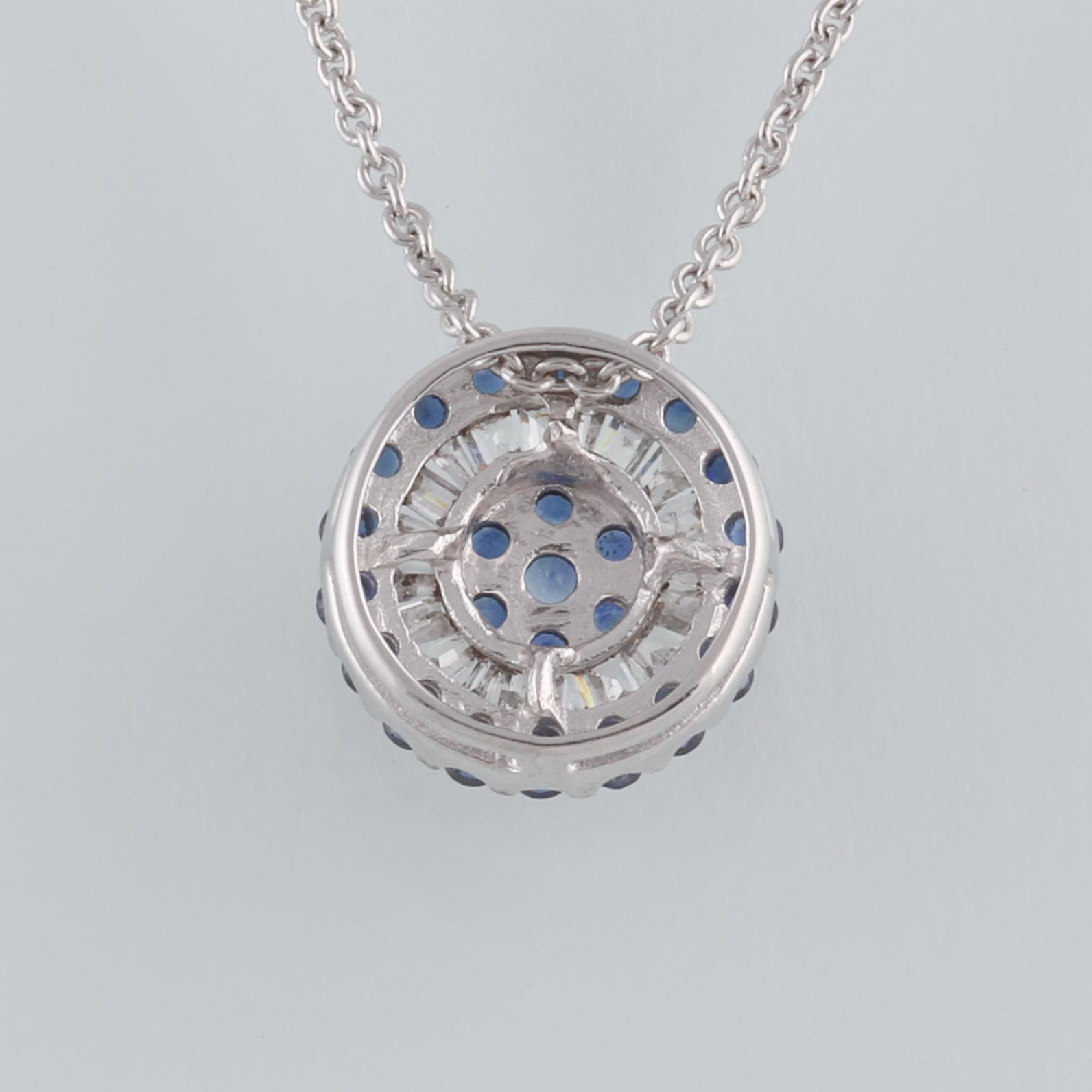 HÄNGE, 18K vitguld med baguettslipade diamanter ca 0.13 ct samt fasettslipade blå safirer ca 0.35 ct. Vikt 2,8 gram.