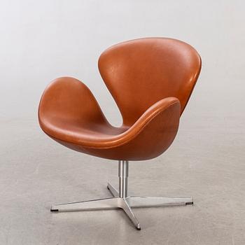 ARNE JACOBSEN, fåtölj, "Svanen", för Fritz Hansen Danmark, 2004.