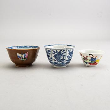 A set of three Chinese Kangxi/Kangxi-style and Qianlong cups, a saucers and a vase 18th/19th century porcelain.