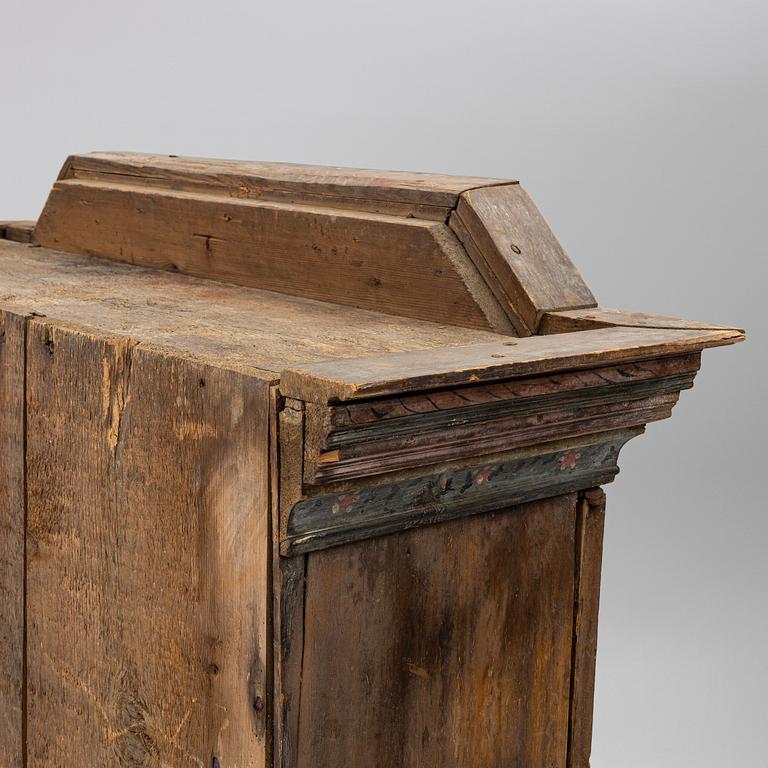 A folk-art cabinet attributed to  "Gammelmålaren" Anders Nilsson (Brunskog, 1807–1889).