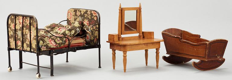 DOCKMÖBLER, 3 st. 18-1900-tal.