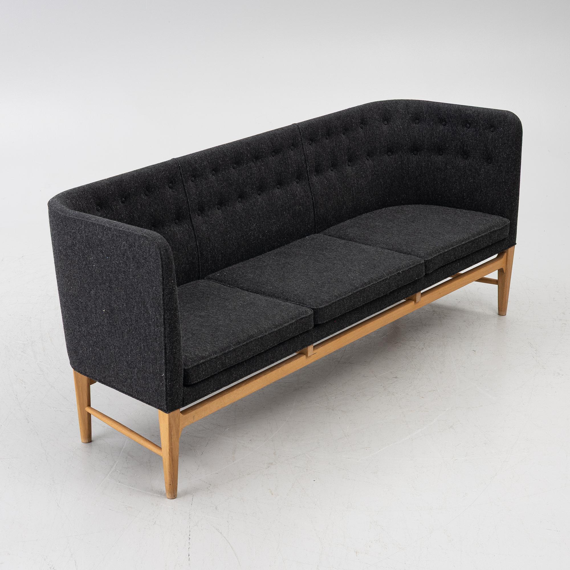 Arne Jacobsen, & Flemming Lassen, Soffa, ”Mayor AJ5”, &Tradition, Danmark, 2000-tal.