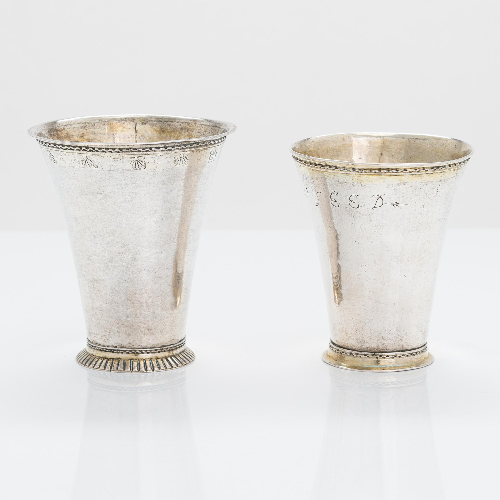 Bägare, 2 st, silver, M. Simons, Piteå (1756-59) och Arvid Floberg, Stockholm (1763-1802).