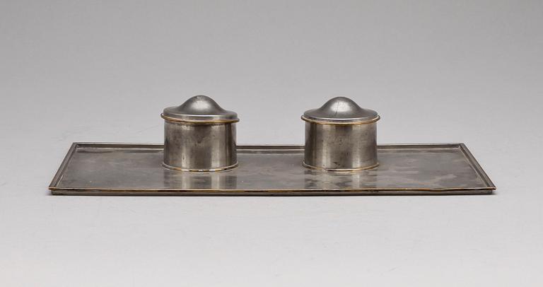 SKRIVBORDSUPPSATS, tenn och mässing, Firma Svenskt Tenn Stockholm 1928.