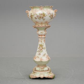 PIEDESTAL MED YTTERFODER, flintgods. England, 1800-talets slut.