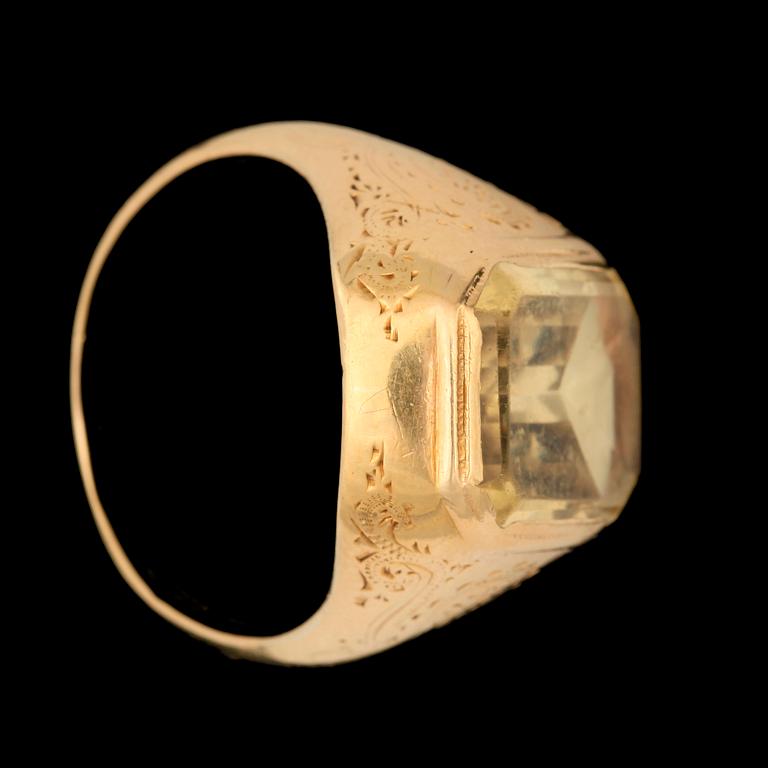 RING, 18k guld med fasettslipad gul sten trol citrin. Per Eriksson, Östersund (1881-1887/88). Tot vikt 9,6g.