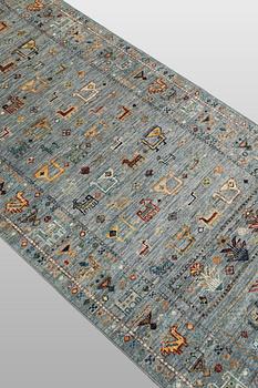 A Zigler Design runner carpet, 295 x 80 cm.