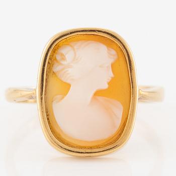 Ring in 18K gold with a shell cameo.