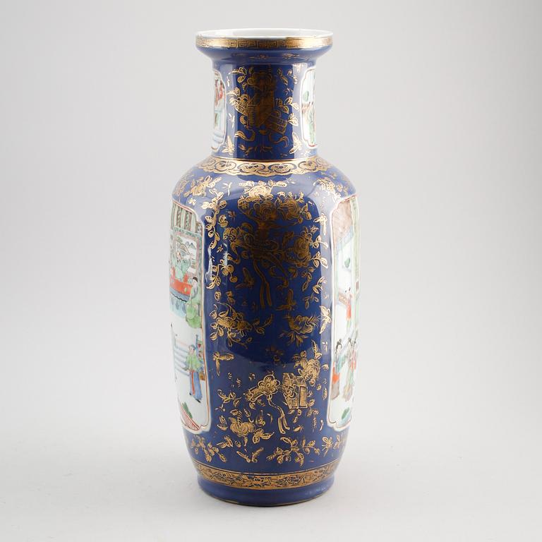 A powder blue and famille rose vases, late Qing dynasty (1644-1912).