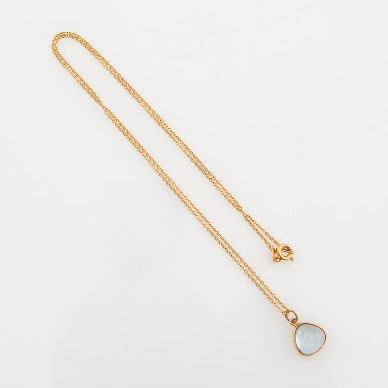 Halsband 18K guld med cabochonslipat blått glas.