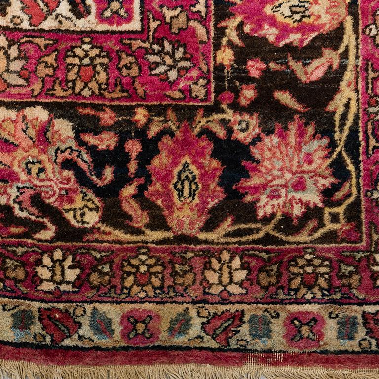 MATTO, a semi-antique Kerman Laver, ca 408,5 x 310 cm.