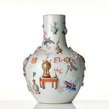 Praktvas, porslin. Qingdynastin, 1800-tal.