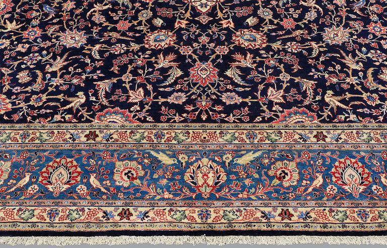 A Sarouk carpet, approx. 417 x 310 cm.