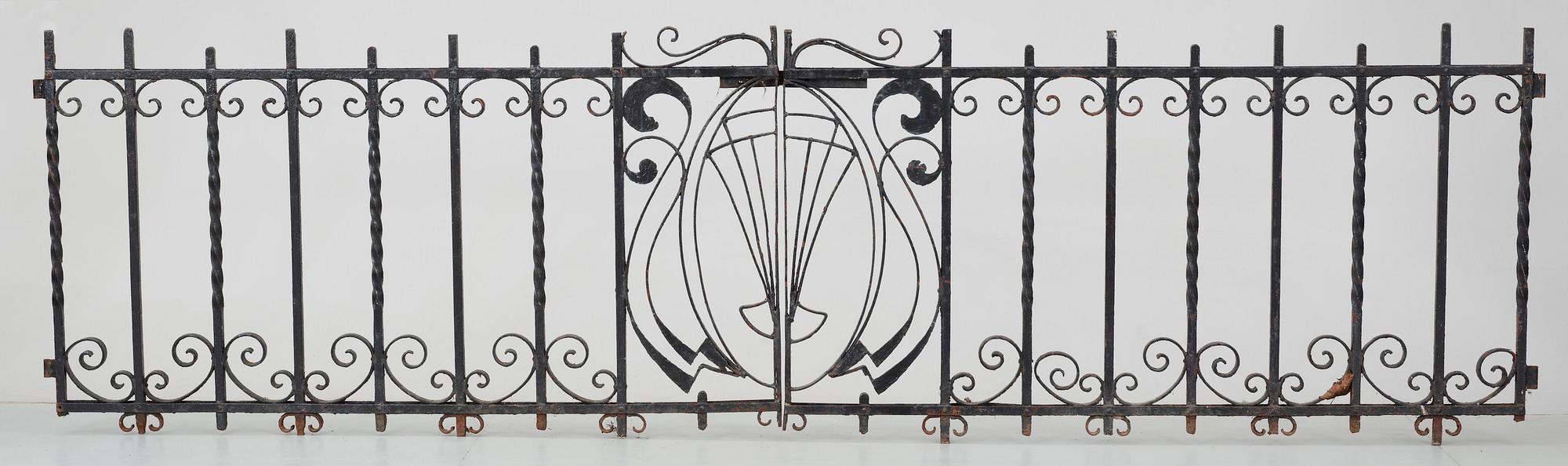 GRINDAR, ett par. Gjutjärn, 1900-talets första hälft.