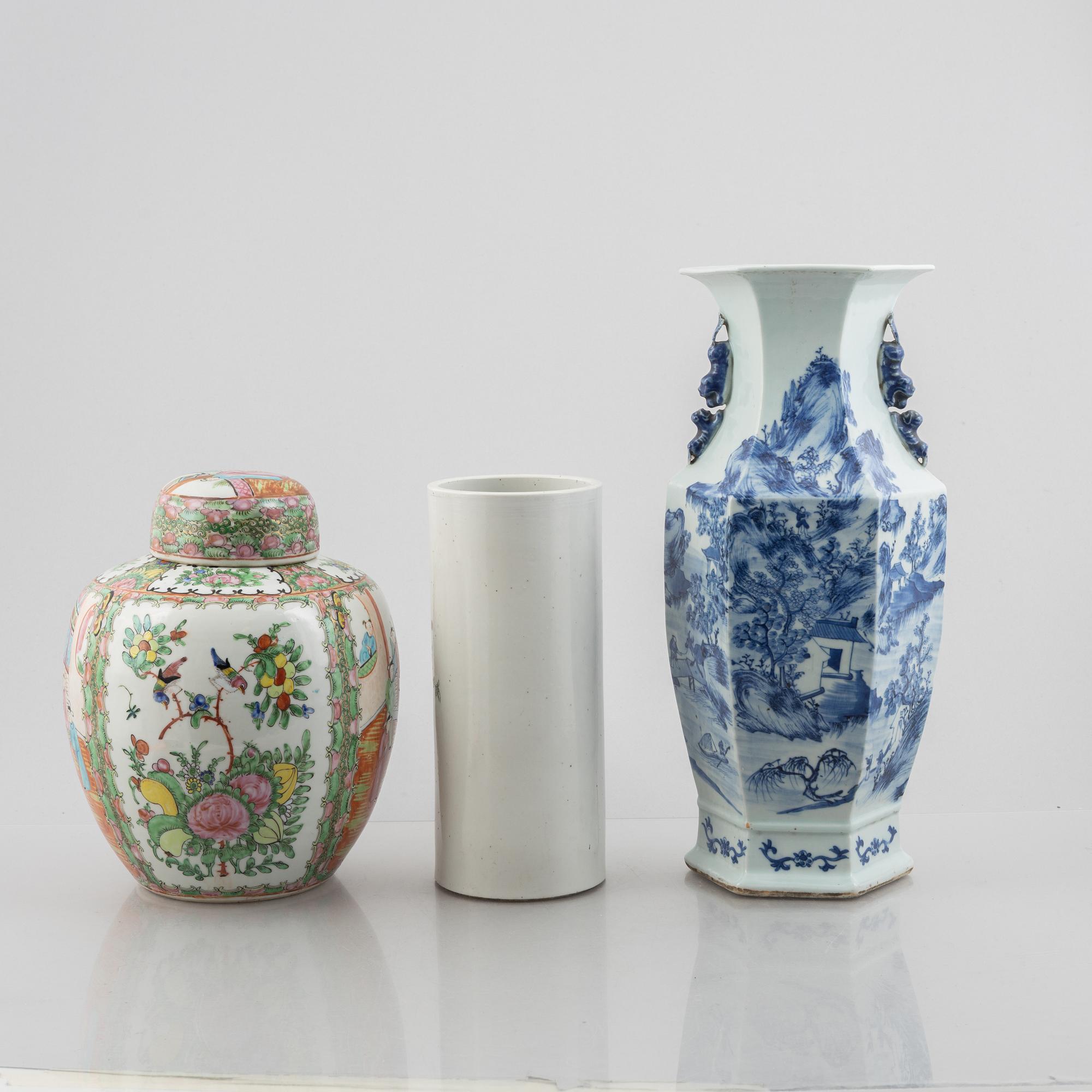 A blue and white vase, a brush pot and an urn with cover, porcelain, China, late Qing dynasty & 20th century.