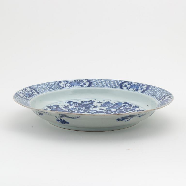 A blue and white dish, Qing dynasty, Kangxi (1662-1722).