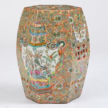 A Chinese Canton porcelain garden seat, around 1900.