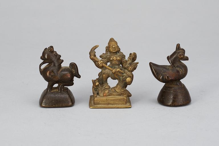 A set of three bronze figures. Qing dynasti (1644-1914).