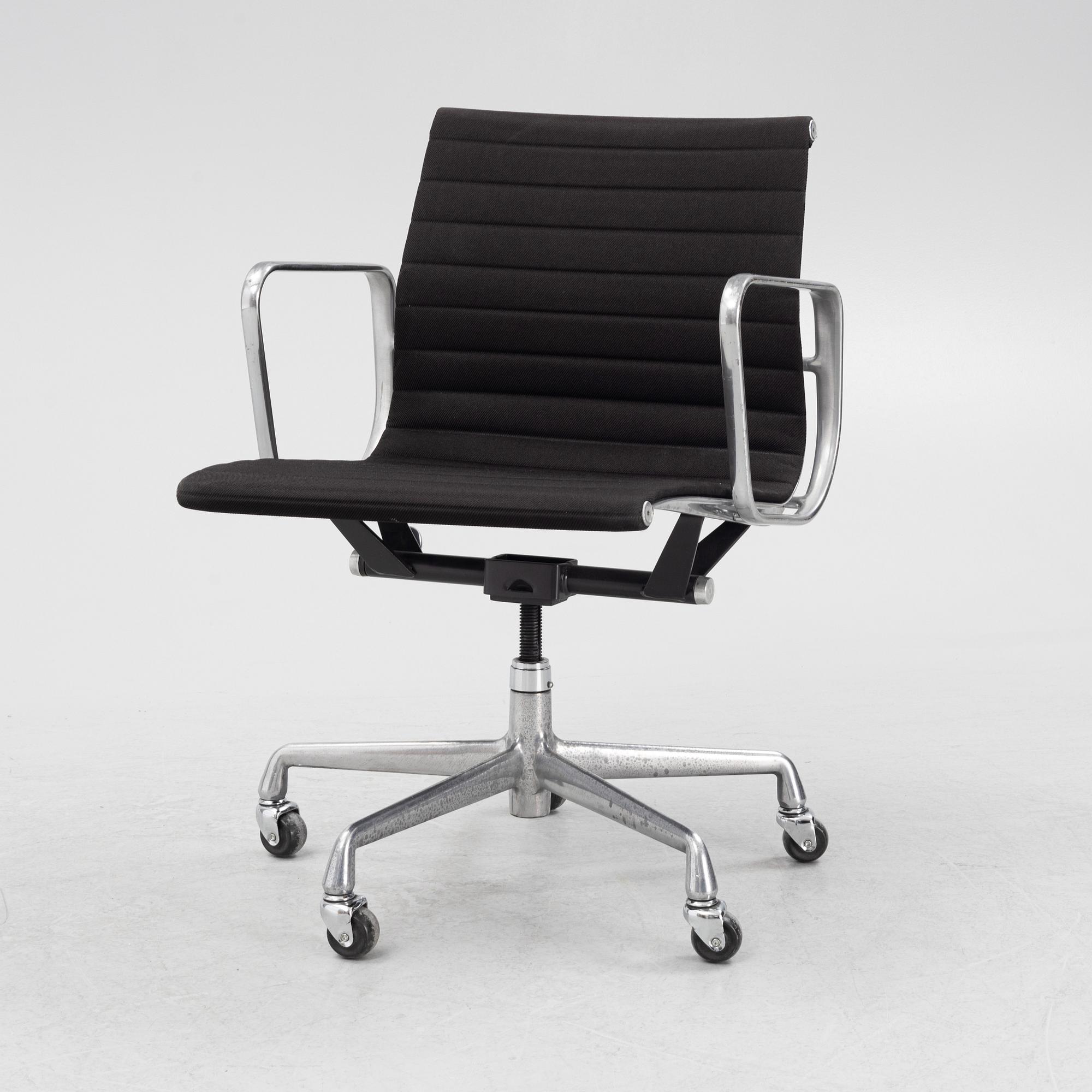 Charles & Ray Eames, swivel chair, 'EA 335', Norman Miller 1997.