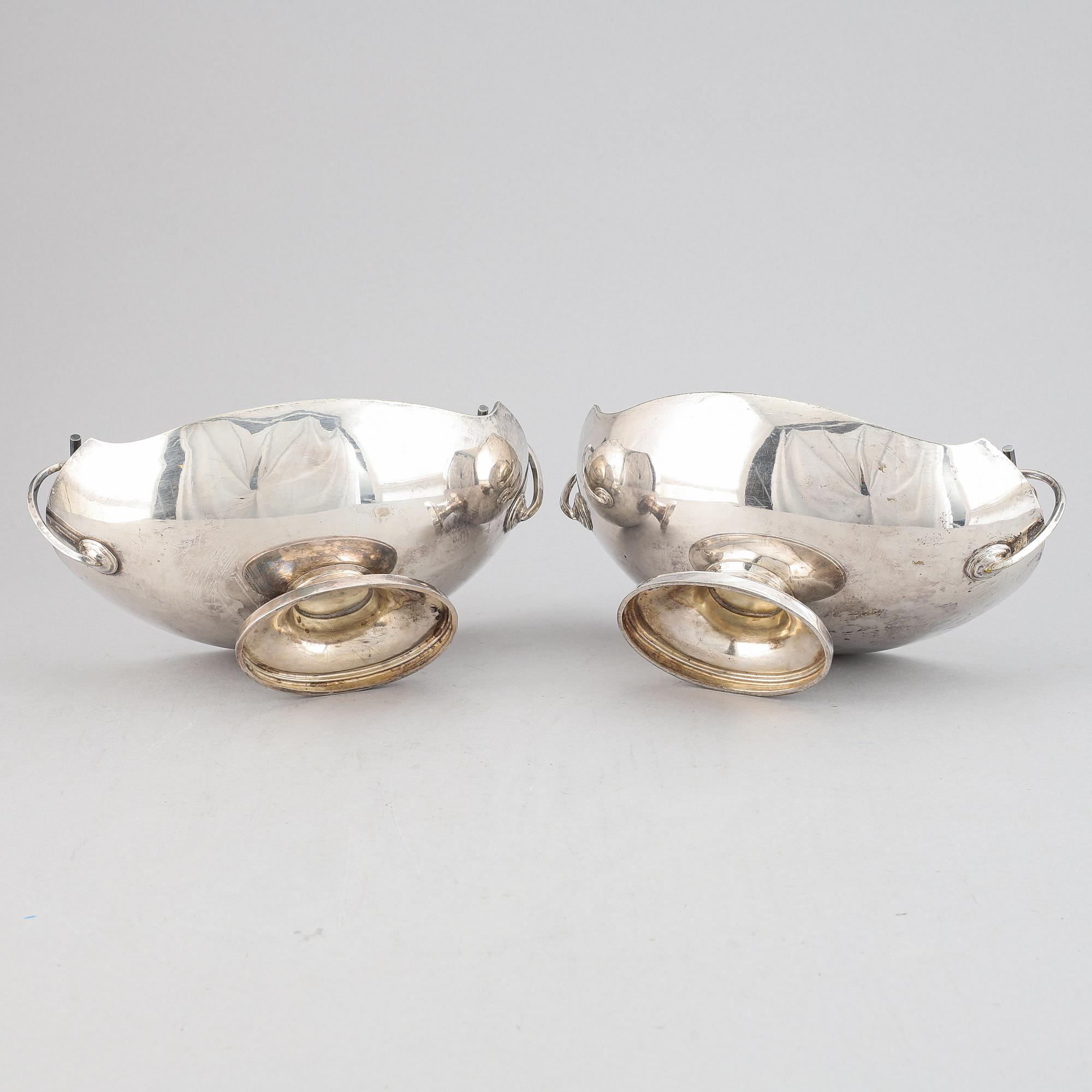 A pair of silver plated bowls, first half of the 20th Century.