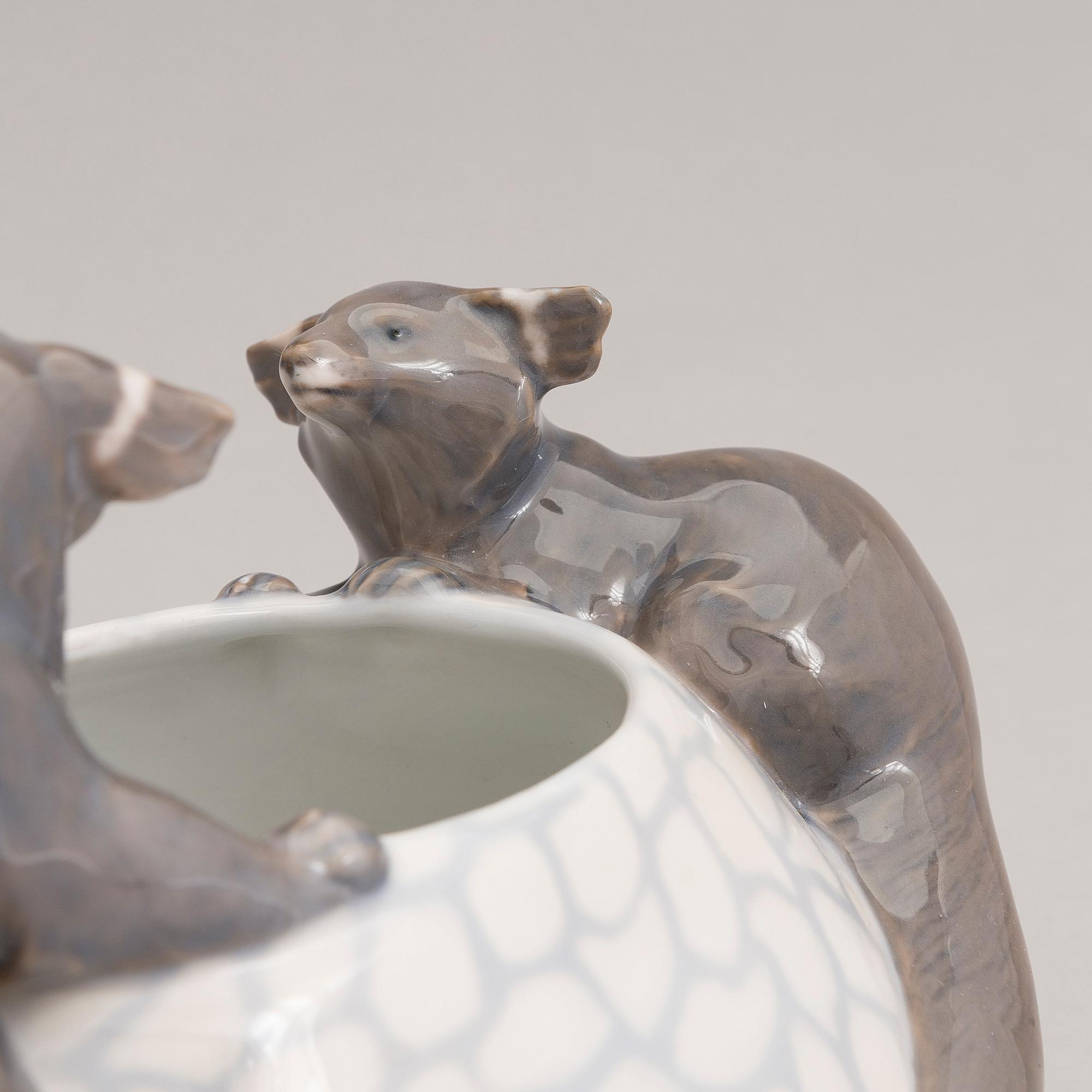 A porcelain bowl, Royal Copenhagen, Danmark 1889-1922.