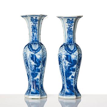 Vaser, ett par, porslin. Qingdynastin, Kangxi (1662-1722).