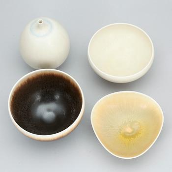 SKÅLAR SAMT VAS, 4 st, stengods, Berndt Friberg, Gustavsberg, sign, två  med dat 1976.