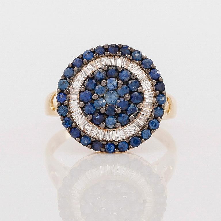 RING, 18K guld, diamanter tot ca 0.31 ct. och safirer tot ca 1.26 ct.