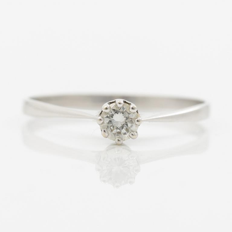 Ring with a brilliant-cut diamond.