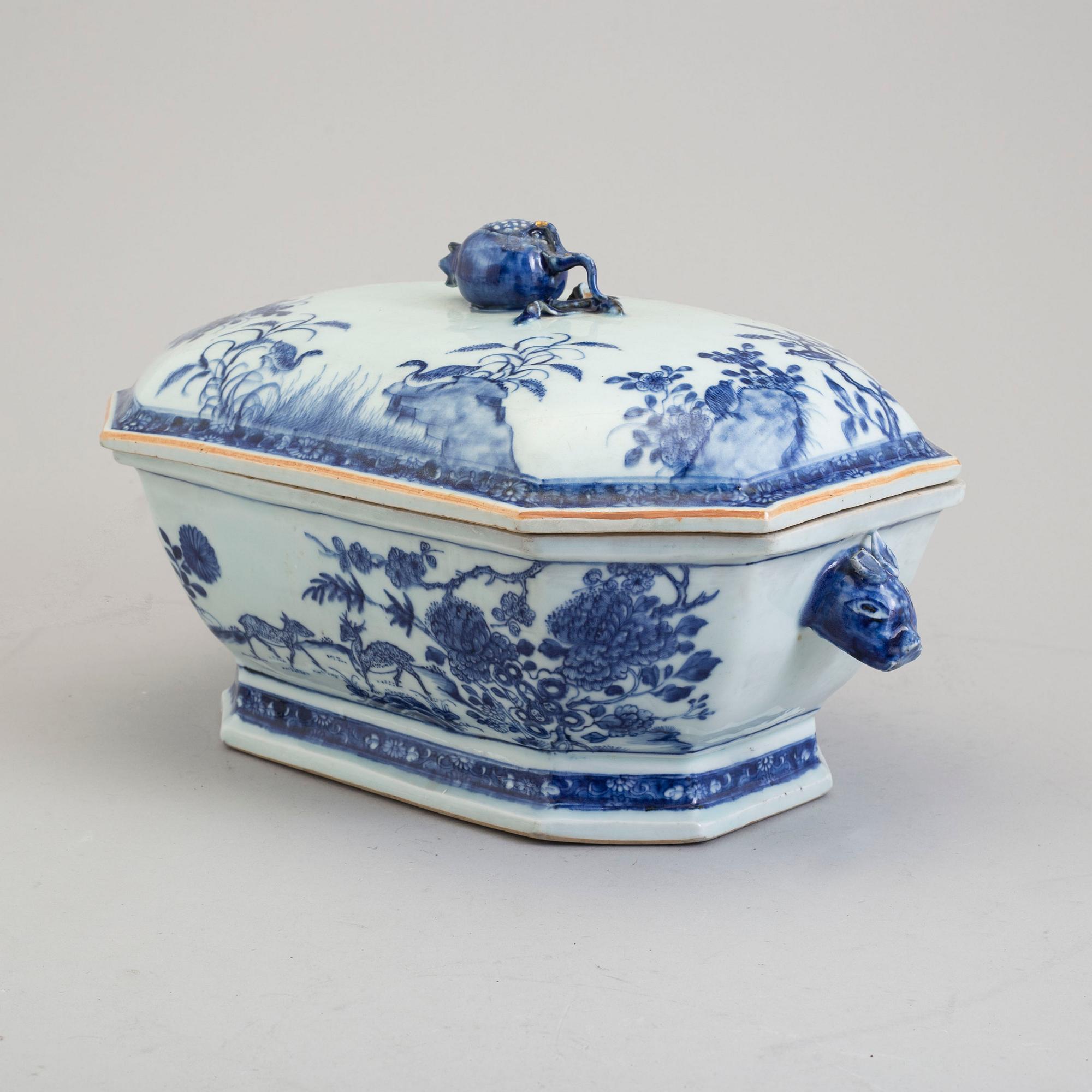 A blue and white export porcelain tureen with cover, Qing dynasty, Qianlong (1736-95).