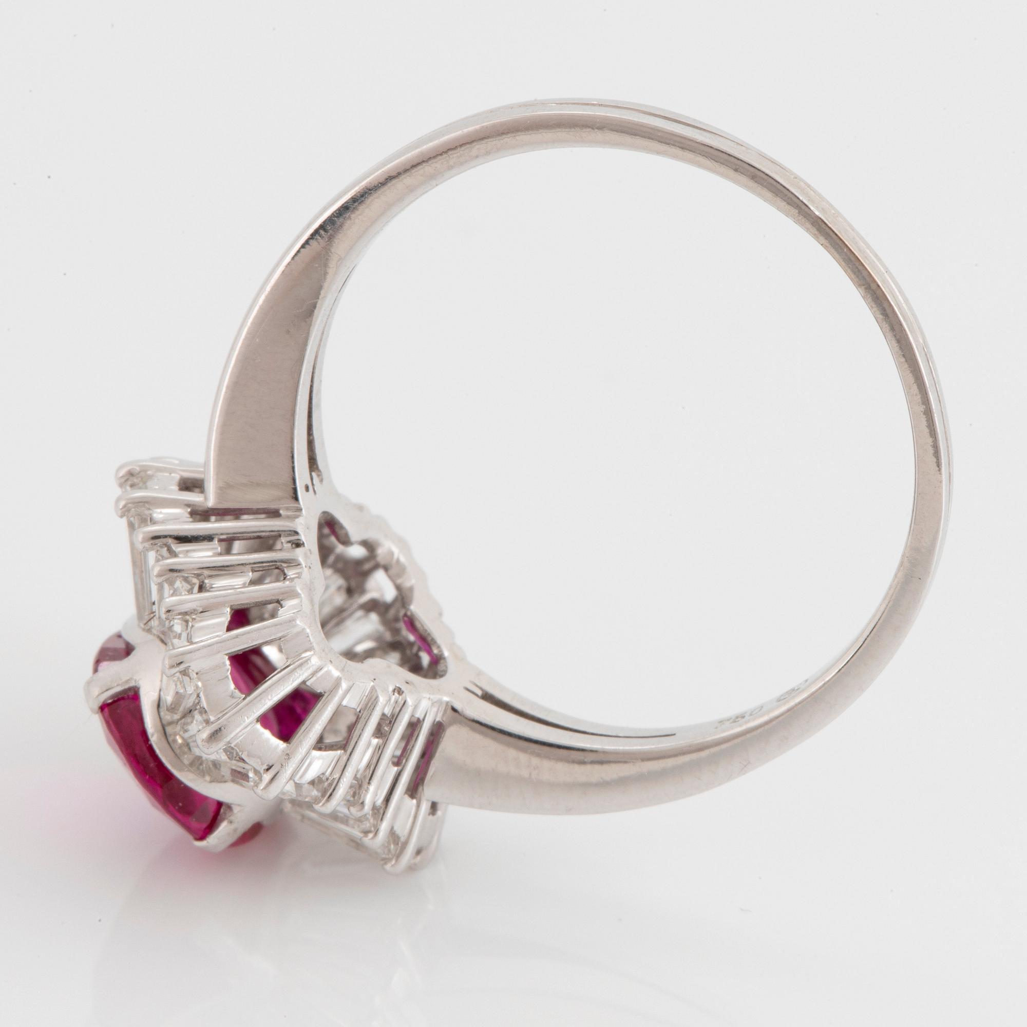 Ring 18K vitguld med en cushionformad fasettslipad rubin 2.52 ct enligt medföljande Gübelincertifikat.