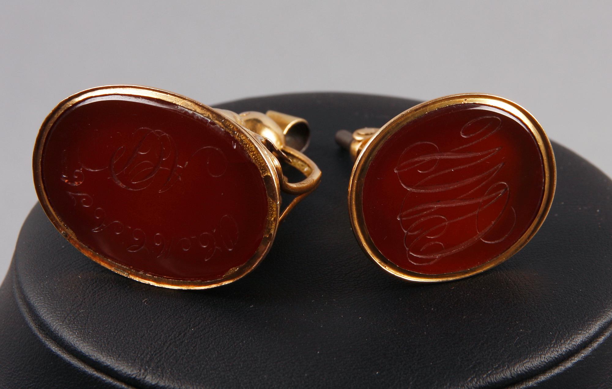 PETSCHAFT, 2 st, karneol, guld 18K, 1800-tal. Totalvikt 41.