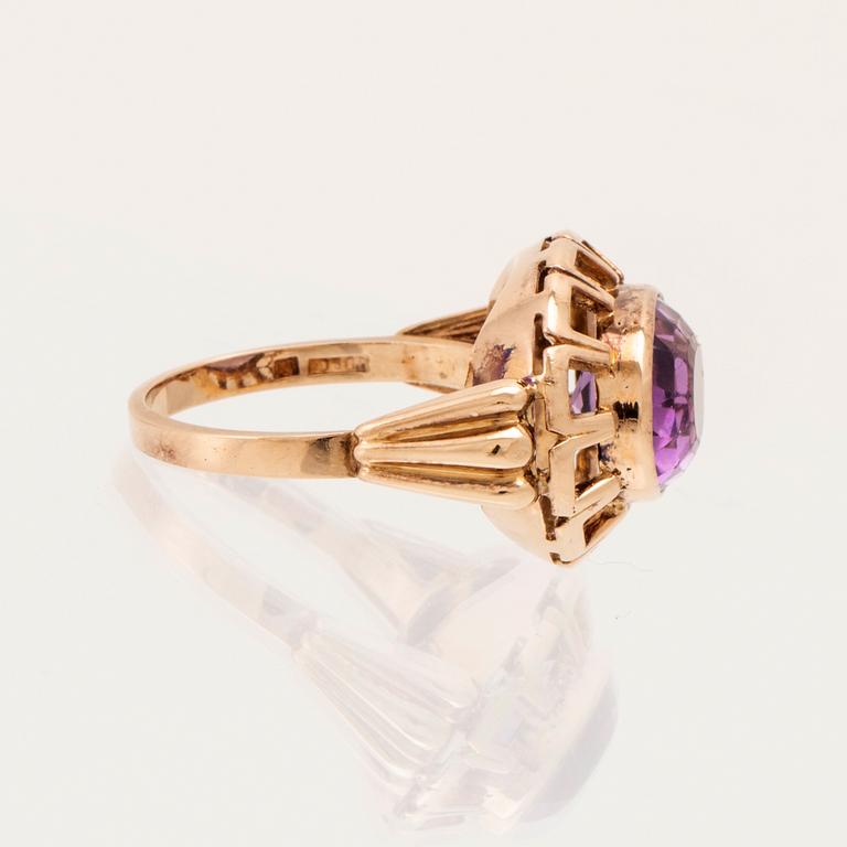 Ring 18K guld med oval fasettslipad ametist, G. Dahlgren & Co Malmö 1956.