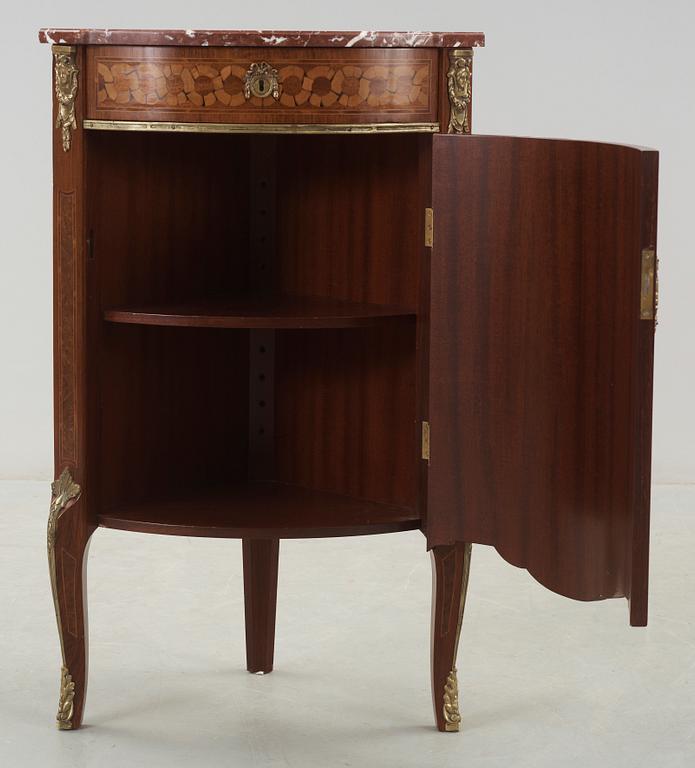 HÖRNSKÅP, gustaviansk stil, 1900-talets mitt.