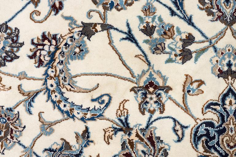 An Oriental carpet, approx. 354 x 243 cm.