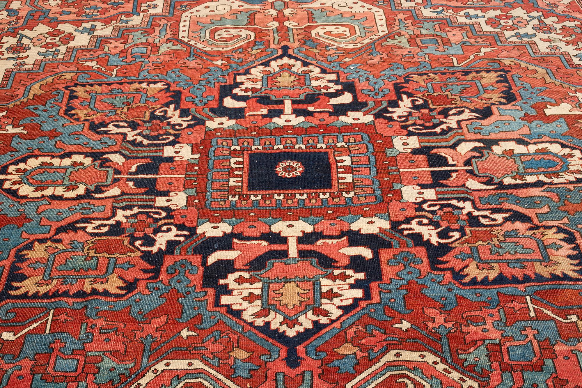 Matta, antik/semiantik Heris, ca 356 x 298 cm.
