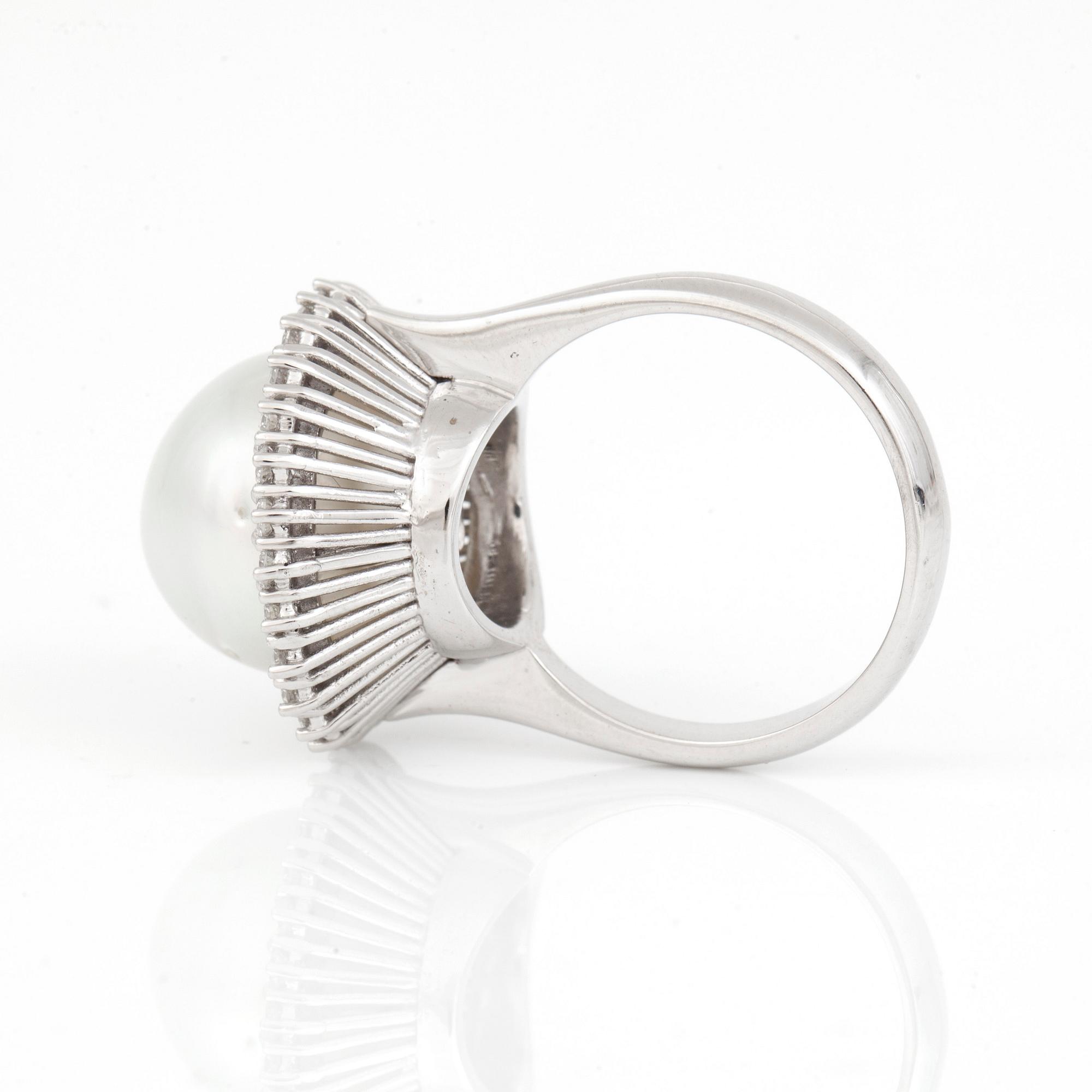 RING, 18K vitguld med odlad 'South Sea' pärla och diamanter totalt ca 0.53 ct. Total vikt ca 10,1 g.