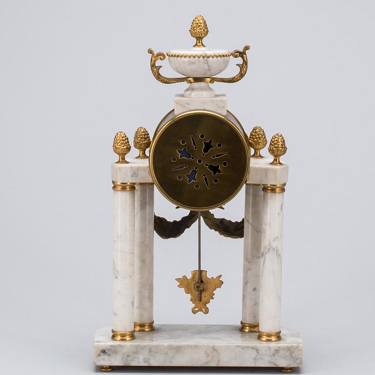 BORDSUR. Louis XVI-stil, 1900-talets första hälft.