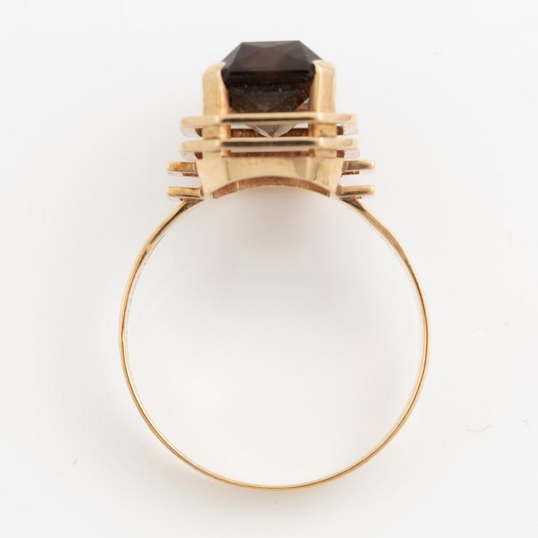 Ring, 14K gold, smoky quartz. Alppikulta Oy, Helsinki 1961.